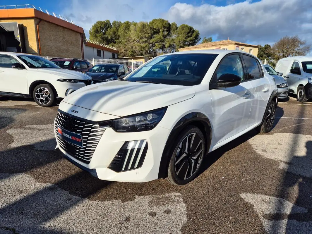 Peugeot 208 Hybrid blanc vue 3/4 avant droit, avec calandre noire distinctive et jantes alliage 17 pouces.