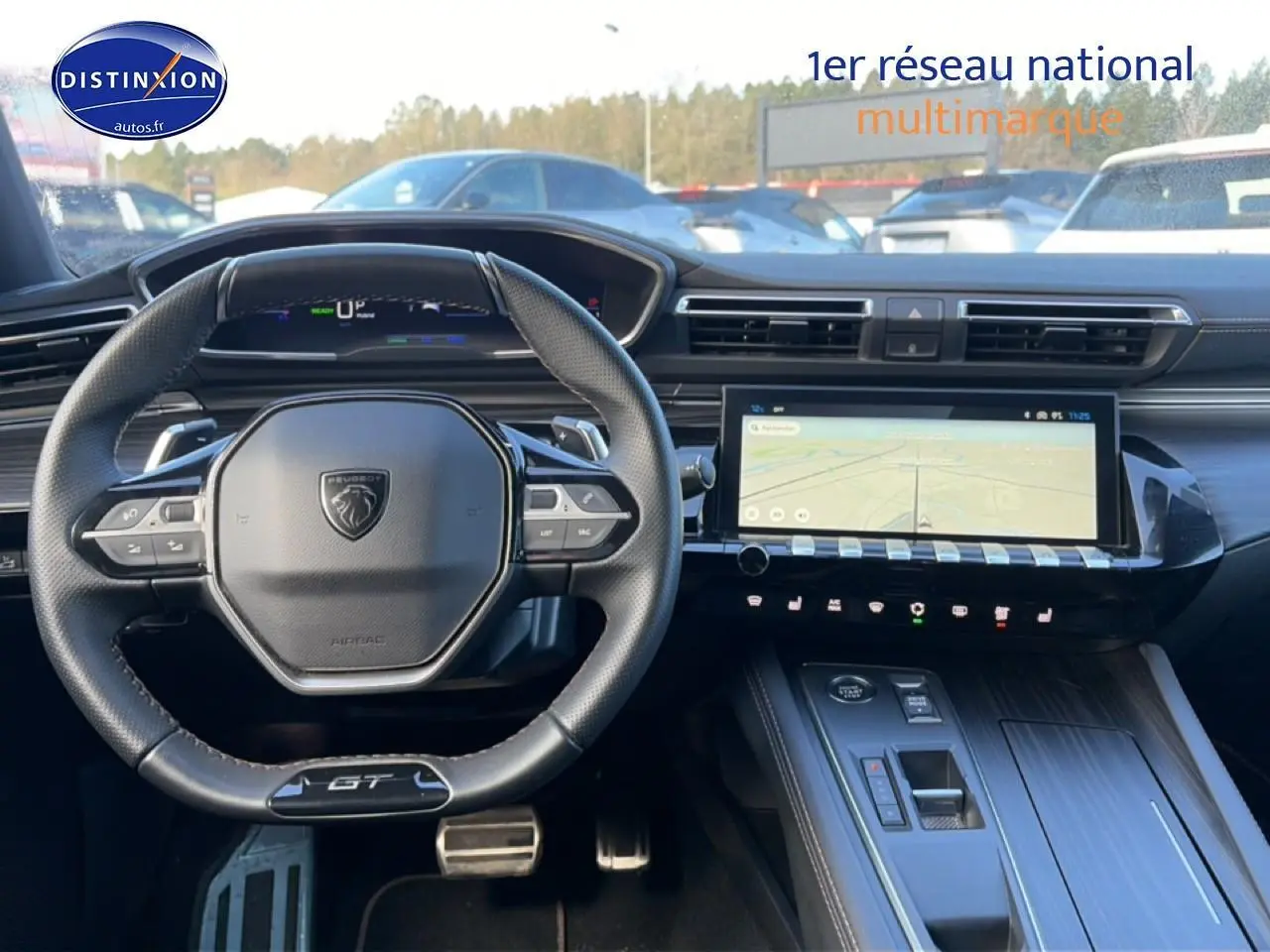 Vue intérieure du tableau de bord de la Peugeot 508 Hybrid 225 GT gris titane, avec volant GT et écran tactile GPS.