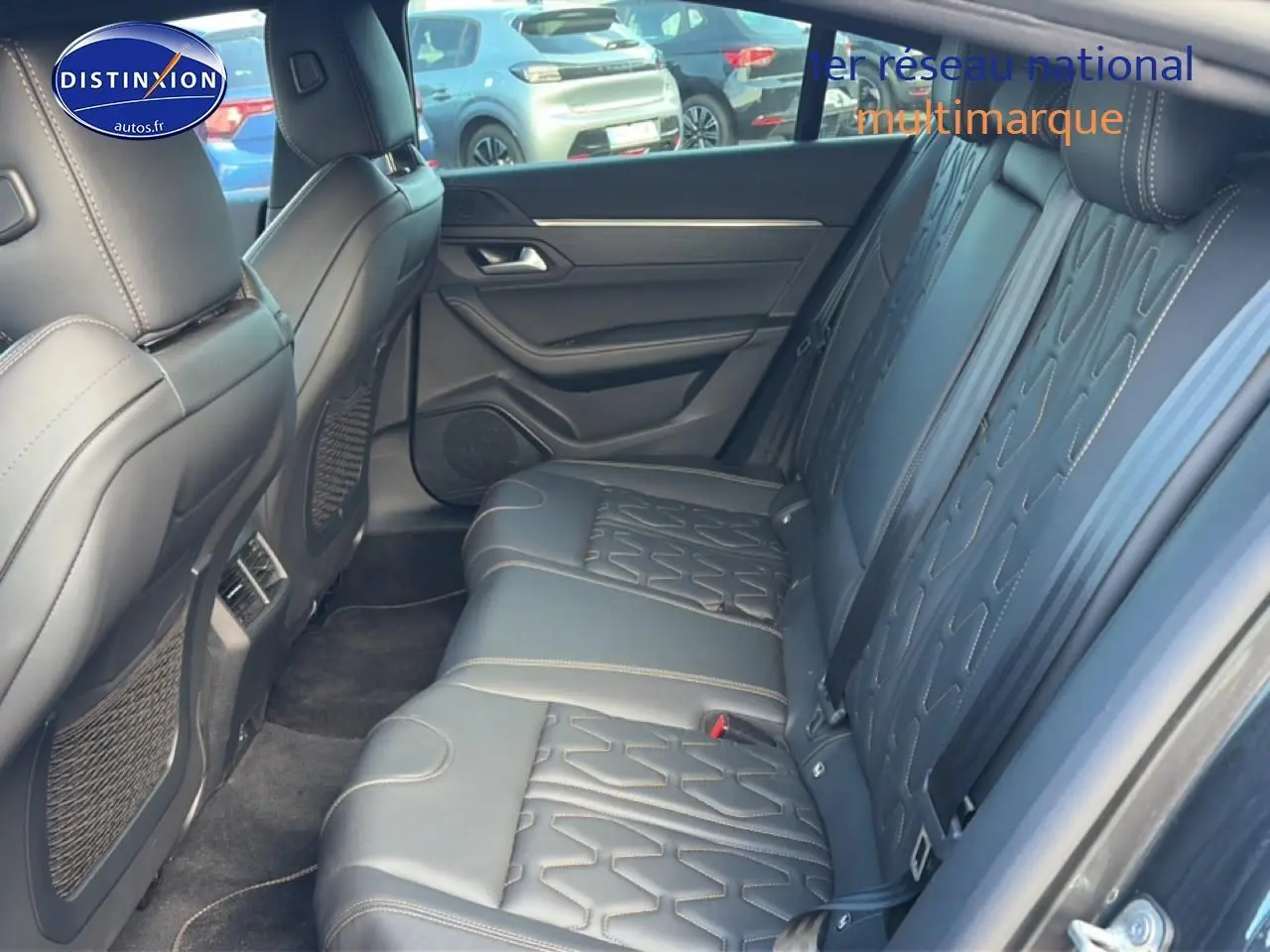 Intérieur arrière de la Peugeot 508 Hybrid gris titane, vue côté droit sur les sièges en cuir avec surpiqûres décoratives.