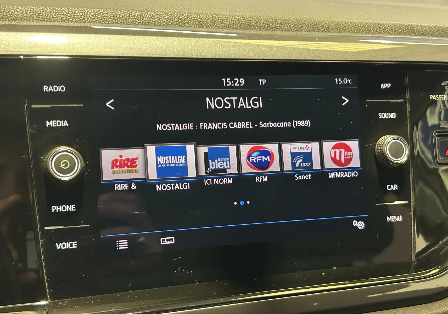 Écran tactile central du Volkswagen Polo gris de 2018 affichant les stations radio, vue rapprochée du tableau de bord.