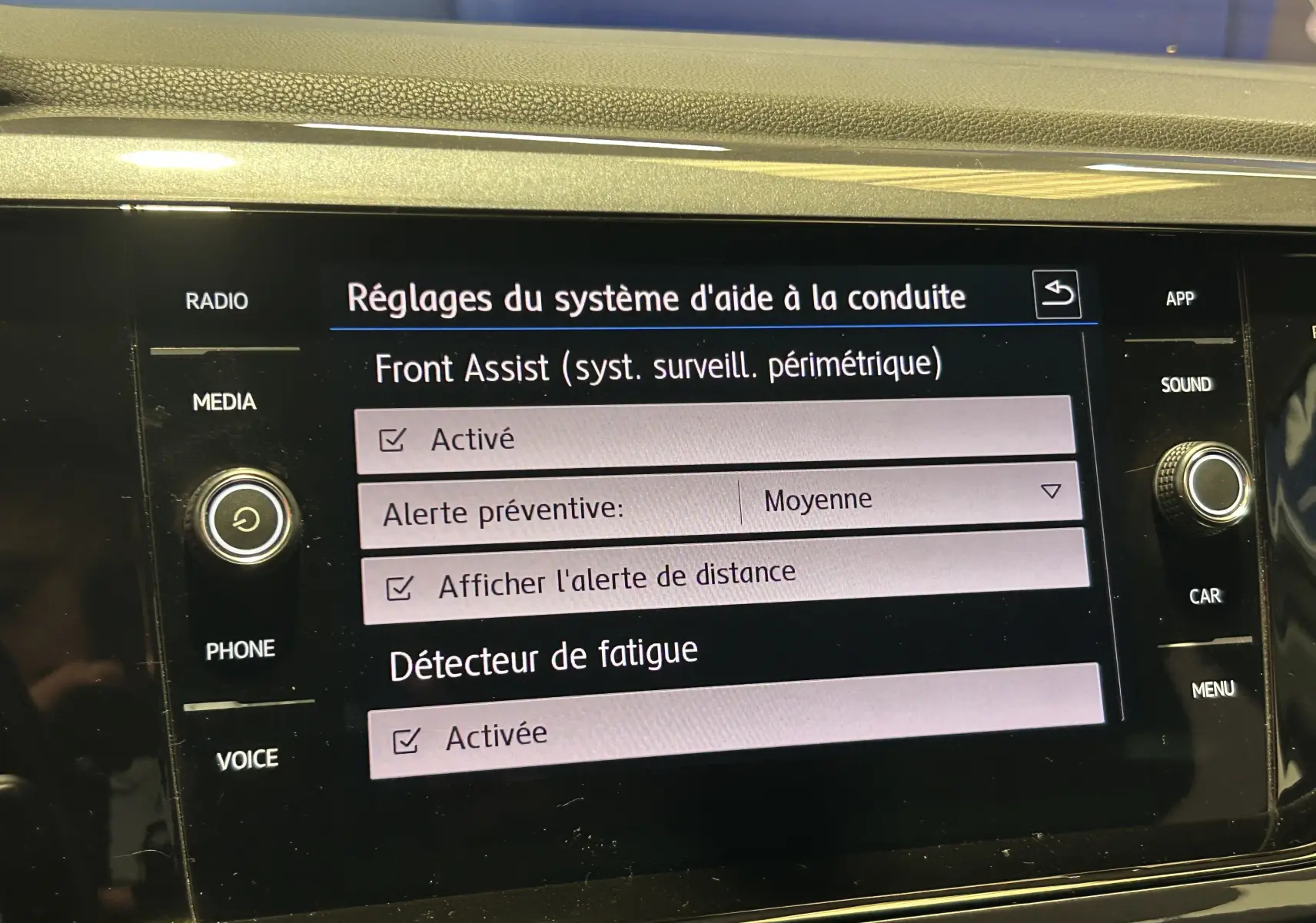 Écran tactile central de la Volkswagen Polo 2018 affichant les réglages d’aide à la conduite avec options activées.