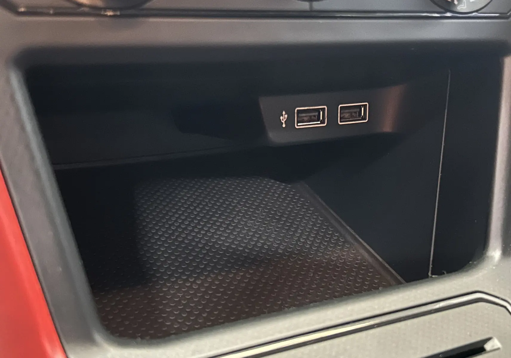 Gros plan sur la console centrale de la Volkswagen Polo 2018, montrant deux ports USB intégrés.