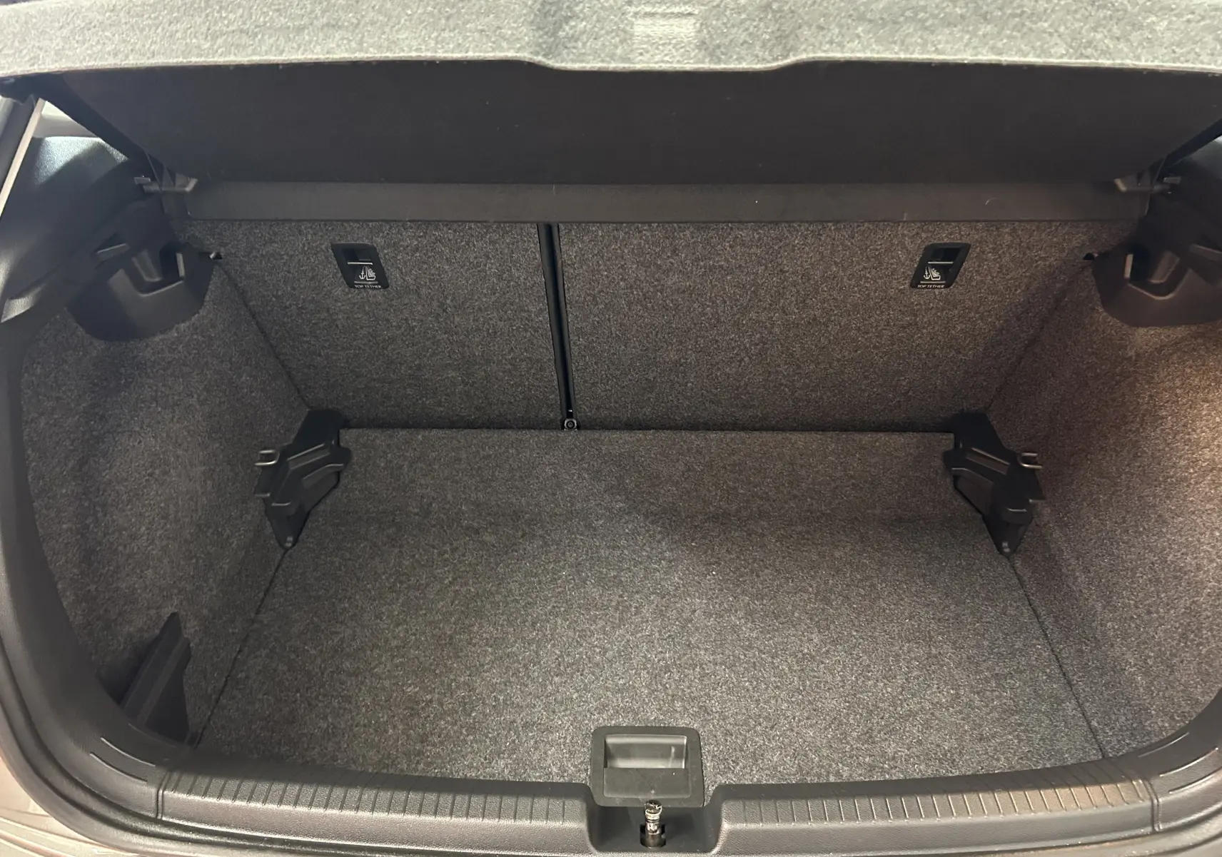 Vue intérieure du coffre gris d'une Volkswagen Polo 1.0 MPI 65ch Connect, propre et bien agencé.