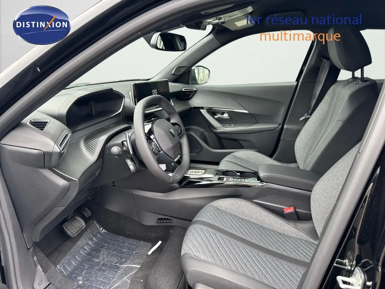 Intérieur avant droit du Peugeot 2008 Hybrid 136ch Allure noir métal, sièges gris et tableau de bord moderne.