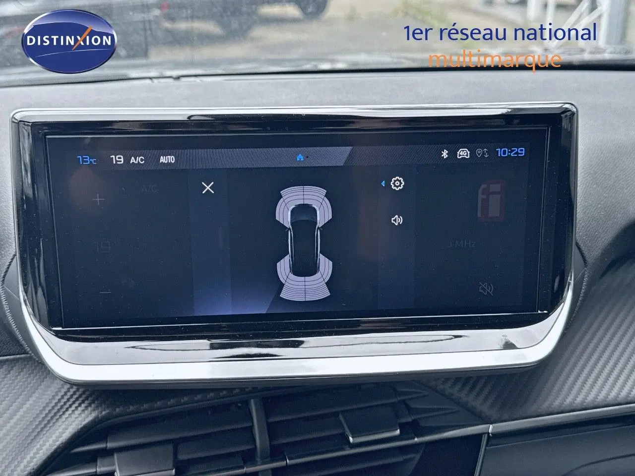 Écran tactile central affichant l'aide au stationnement du Peugeot 2008 Hybrid 136ch Allure, intérieur noir moderne.