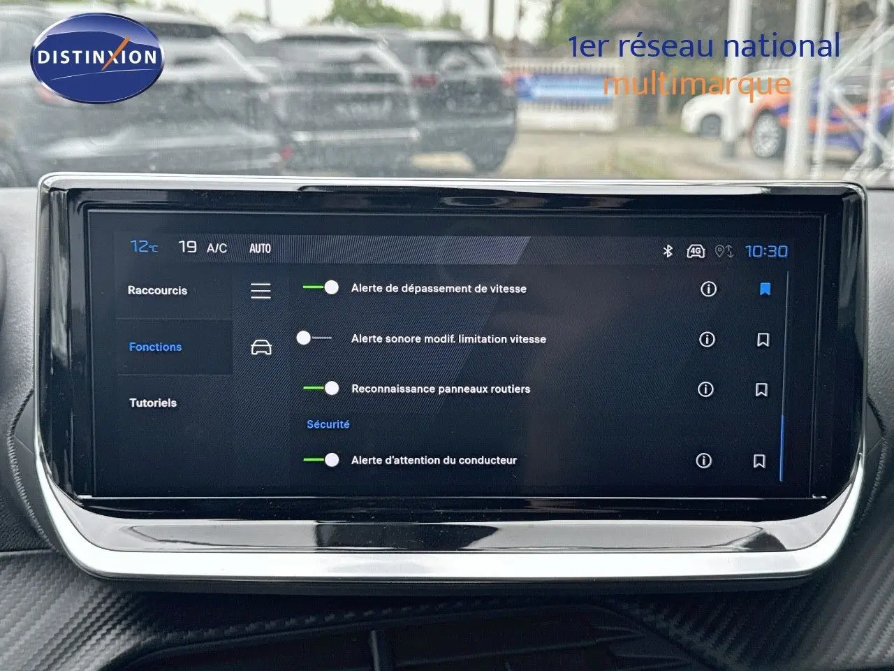 Écran tactile central du Peugeot 2008 noir métal 2025 affichant les alertes de sécurité et reconnaissance des panneaux.