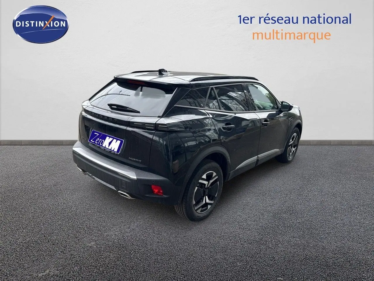 Vue 3/4 arrière droite du Peugeot 2008 Hybrid noir métal 2025 avec feux LED et jantes bi-ton.