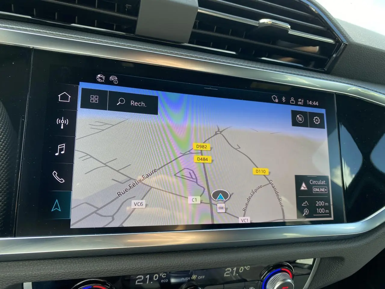 Écran tactile MMI navigation plus affichant une carte, intérieur noir du tableau de bord Audi Q3 2024.