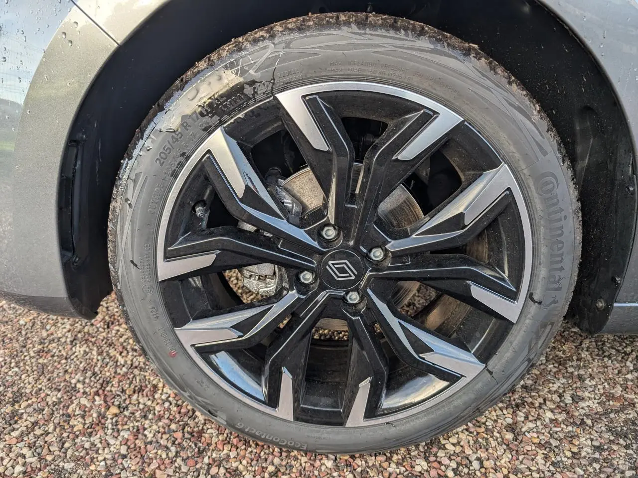 Gros plan sur la jante alliage noir monastella 17 pouces de la Renault Clio gris schiste 2025 avec logo Renault central.