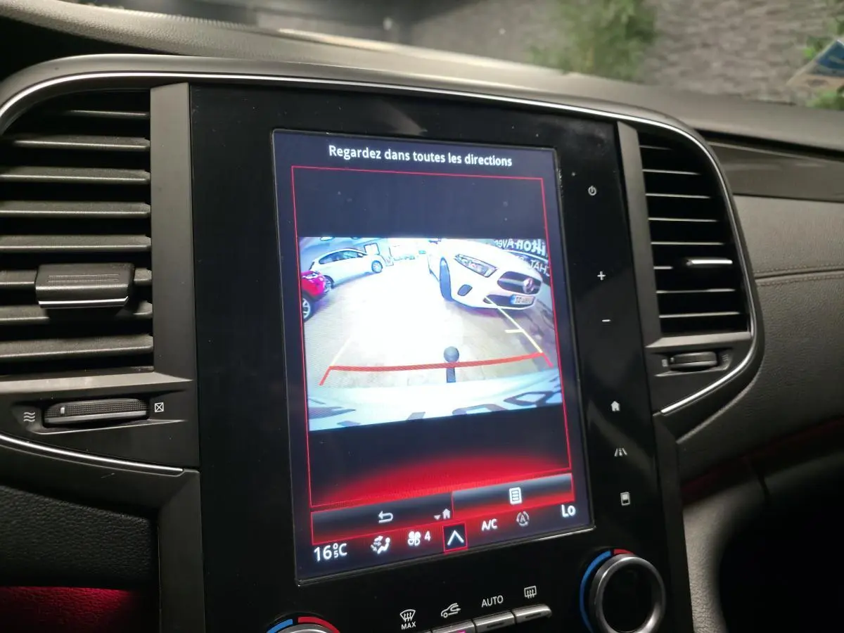 Écran tactile du tableau de bord montrant la caméra de recul d'une Renault Talisman Estate gris, intérieur noir.