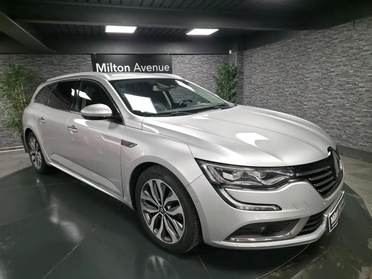 Renault Talisman Estate gris platine en 3/4 avant droit, avec jantes alliage et feux LED Pure Vision visibles.