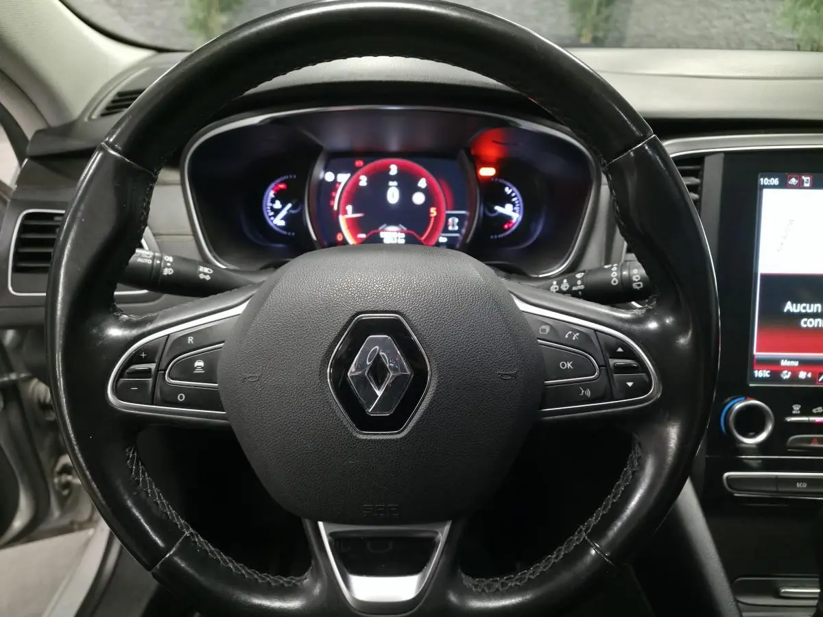 Volant cuir noir Renault Talisman Estate 2018 vu de face avec tableau de bord numérique et écran tactile central.