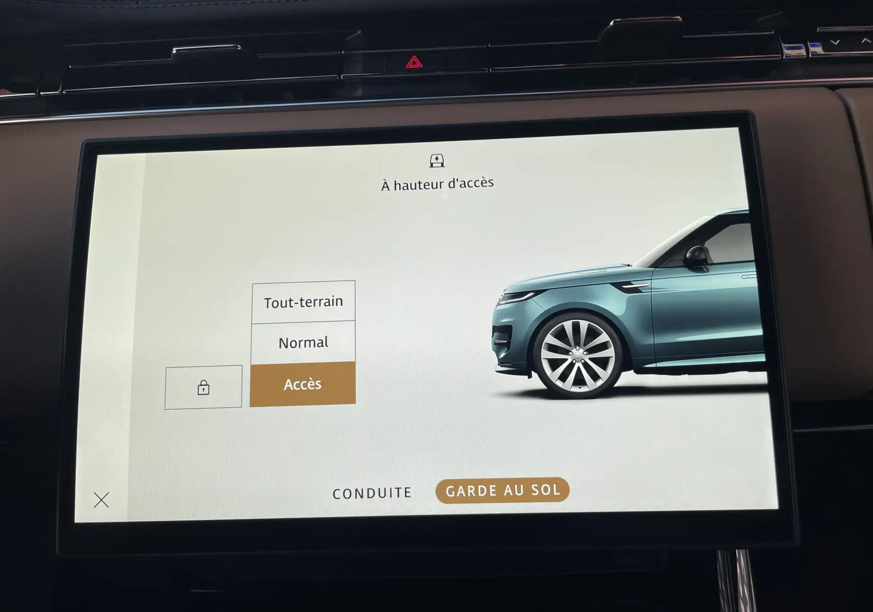 Affichage intérieur montrant un Range Rover Sport 2023 bleu en profil avant avec jantes larges et calandre distinctive.