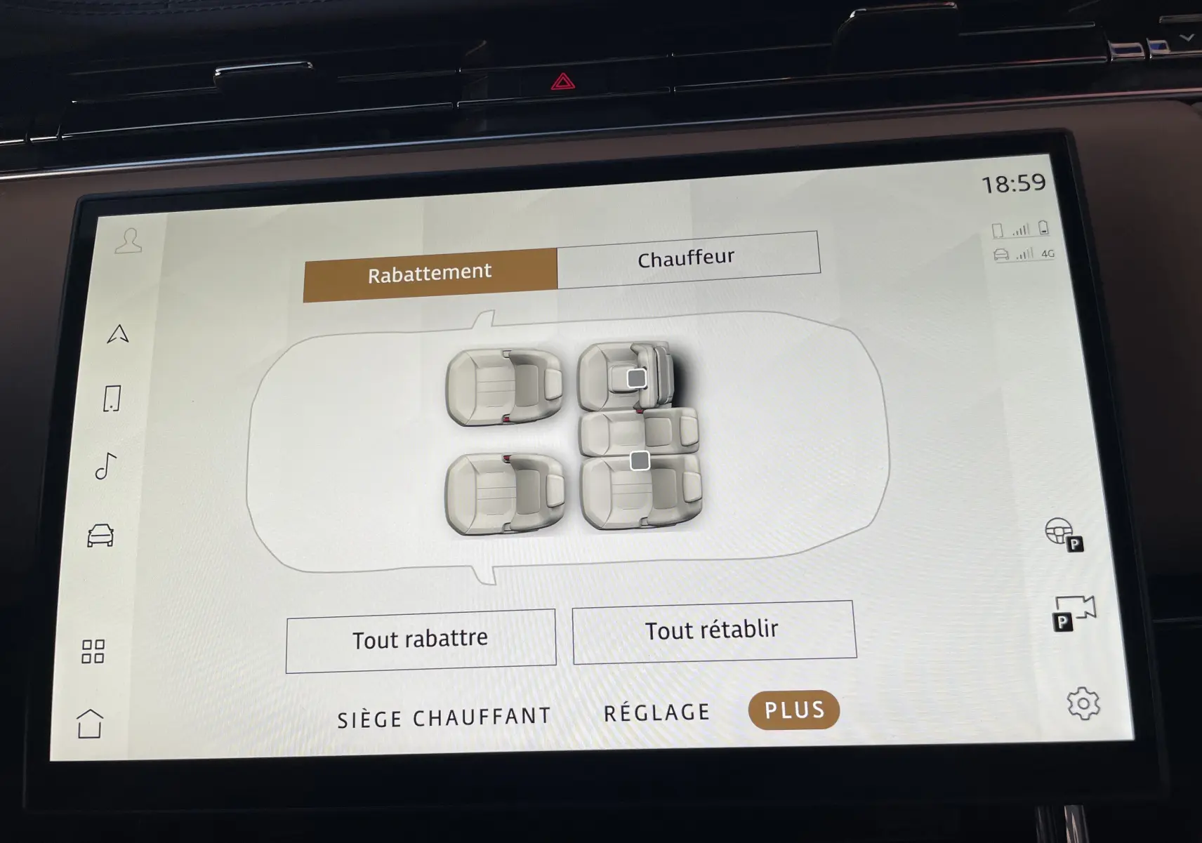 Écran tactile intérieur du Range Rover Sport 2023 montrant les commandes de rabattement des sièges chauffants.