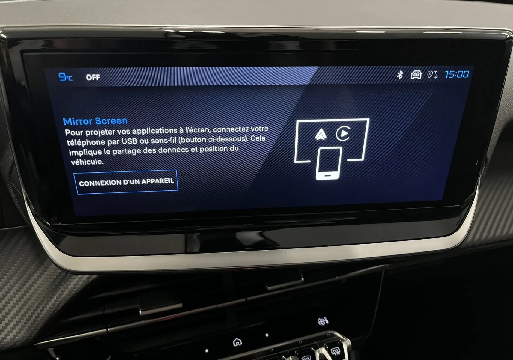 Écran tactile central du tableau de bord du Peugeot 2008 gris Artense, affichant l'interface Mirror Screen.