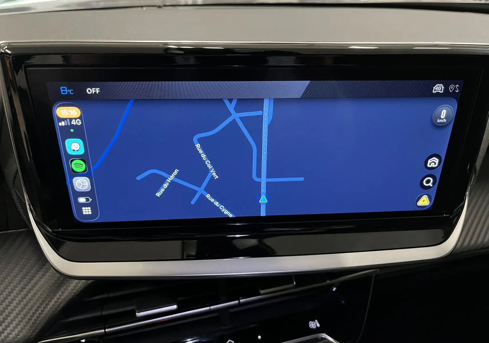 Écran tactile central affichant la navigation GPS dans l’habitacle du Peugeot 2008 gris Artense, vue rapprochée.