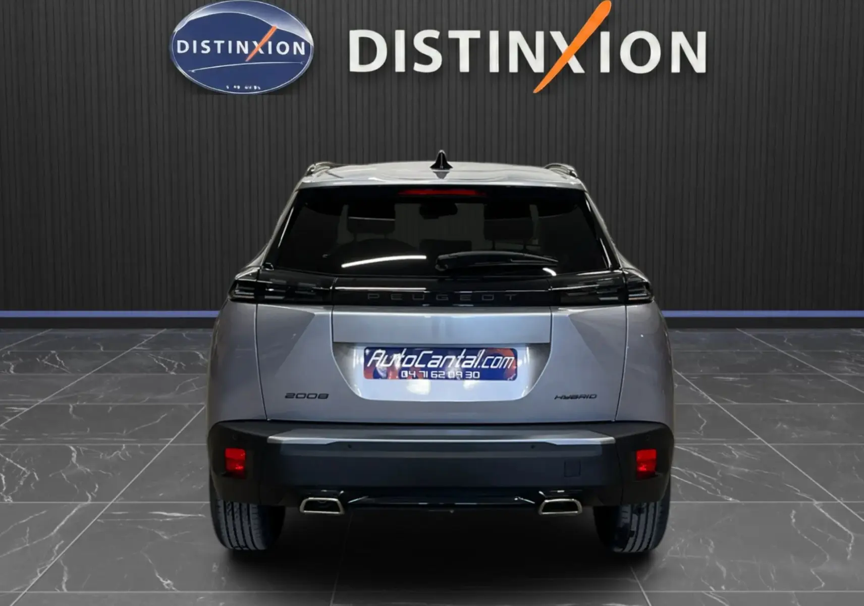 Vue arrière d’un Peugeot 2008 gris Artense métal 2025 avec feux LED et double sortie d’échappement rectangulaire.