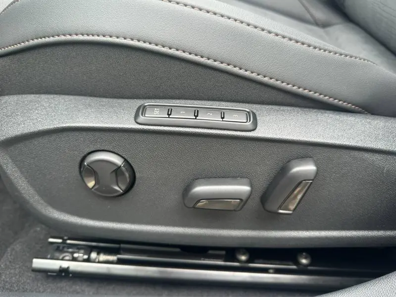 Détail des commandes de réglage électrique du siège avant en cuir noir du CUPRA Formentor 2.0 TDI 2026.