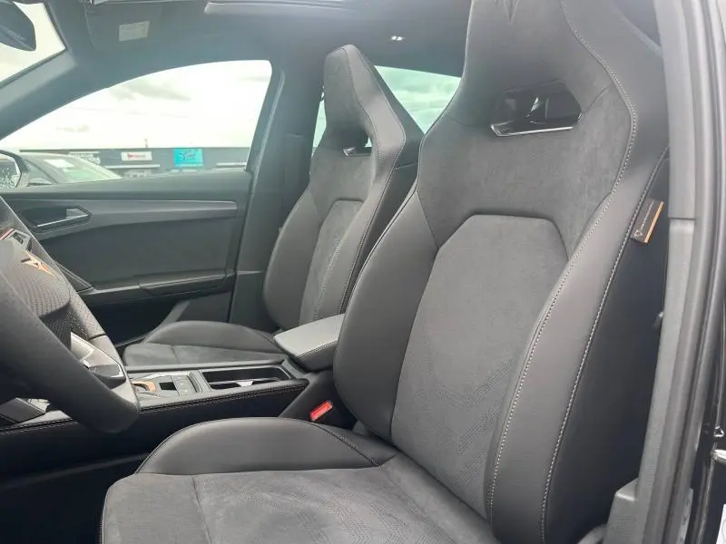Vue intérieure côté droit des sièges sport en textile et TEP noir du CUPRA Formentor 2.0 TDI 150ch V DSG7 2026.