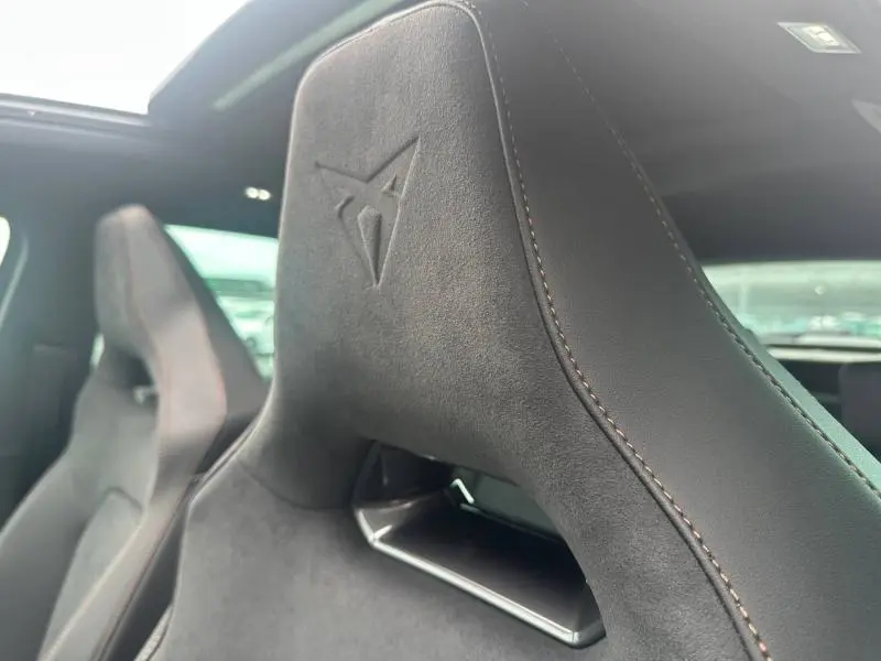 Gros plan sur l’appui-tête en alcantara noir avec logo Cupra embossé, sièges sport à l’intérieur du Formentor.