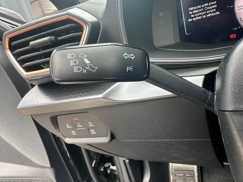 Gros plan sur la commande de clignotants à gauche du volant dans l’habitacle noir du CUPRA Formentor 2026.