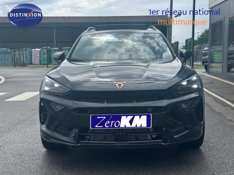Vue avant d'un CUPRA Formentor 2.0 TDI noir minuit métallisé avec logo cuivre et phares LED allumés.
