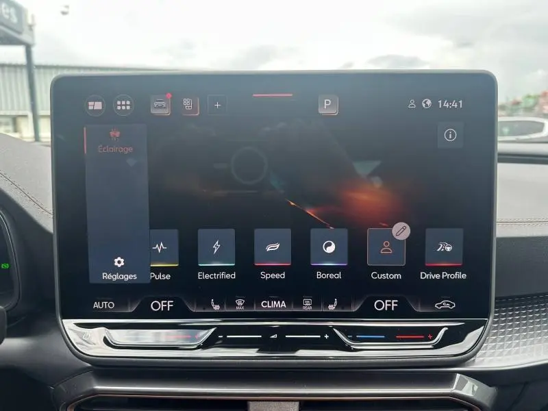 Écran tactile central de la CUPRA Formentor 2.0 TDI 150ch V DSG7 noir, affichant les réglages d’éclairage et modes de conduite.