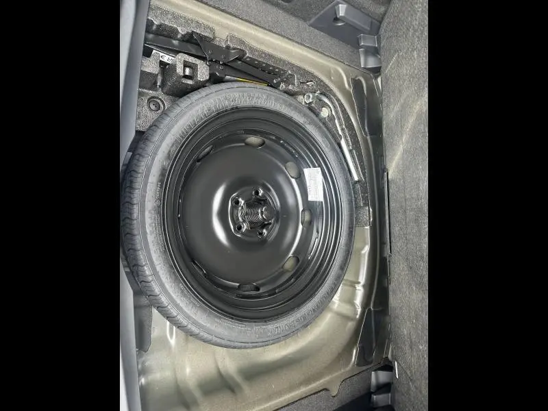 Vue rapprochée de la roue de secours dans le coffre du CUPRA Formentor 2.0 TDI 150ch noir Minuit métallisé, année 2026.