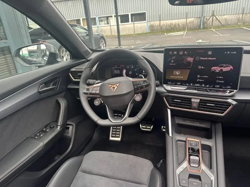 Vue intérieure côté conducteur du CUPRA Formentor 2.0 TDI 150ch 2026, volant cuir noir et écran tactile central.
