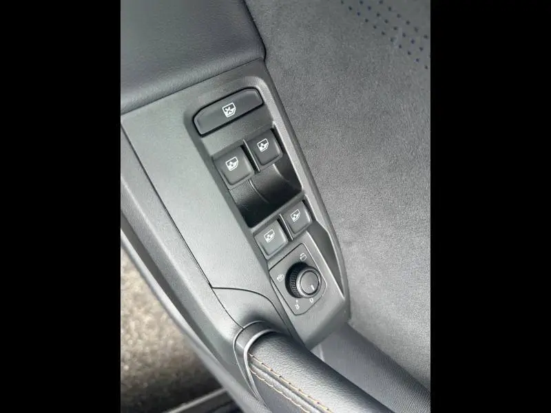 Gros plan sur les commandes des vitres et rétroviseurs côté conducteur du CUPRA Formentor noir Minuit métallisé.