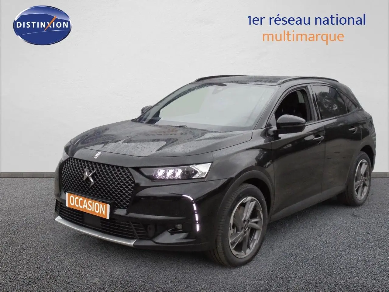 DS7 Crossback E-TENSE noir perle métal en 3/4 avant droit, avec calandre distinctive et feux LED allumés.