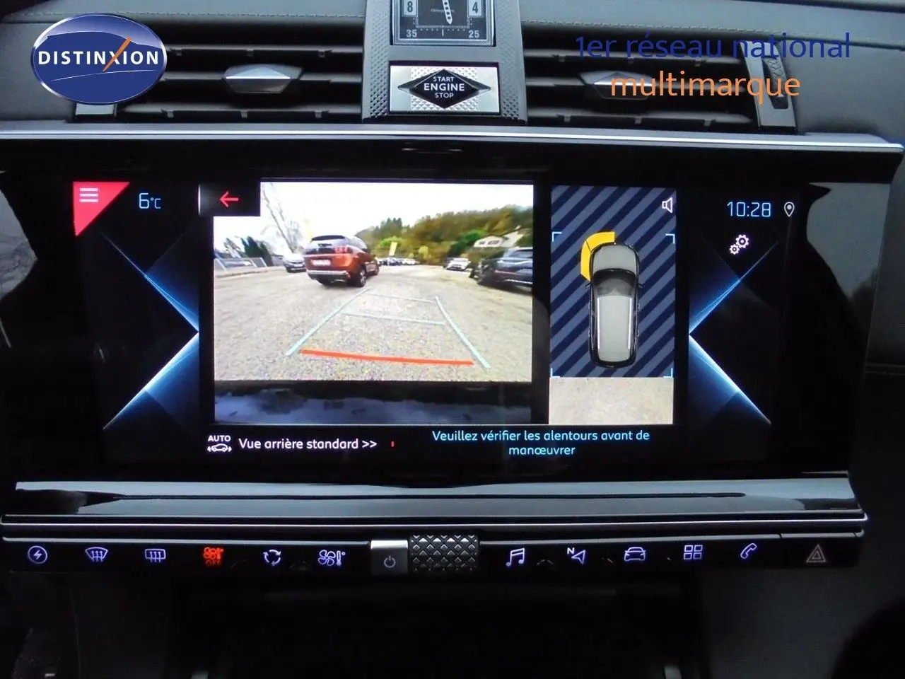 Vue du tableau de bord du DS7 Crossback noir perle métal, écran tactile affichant la caméra de recul et l'aide au stationnement.