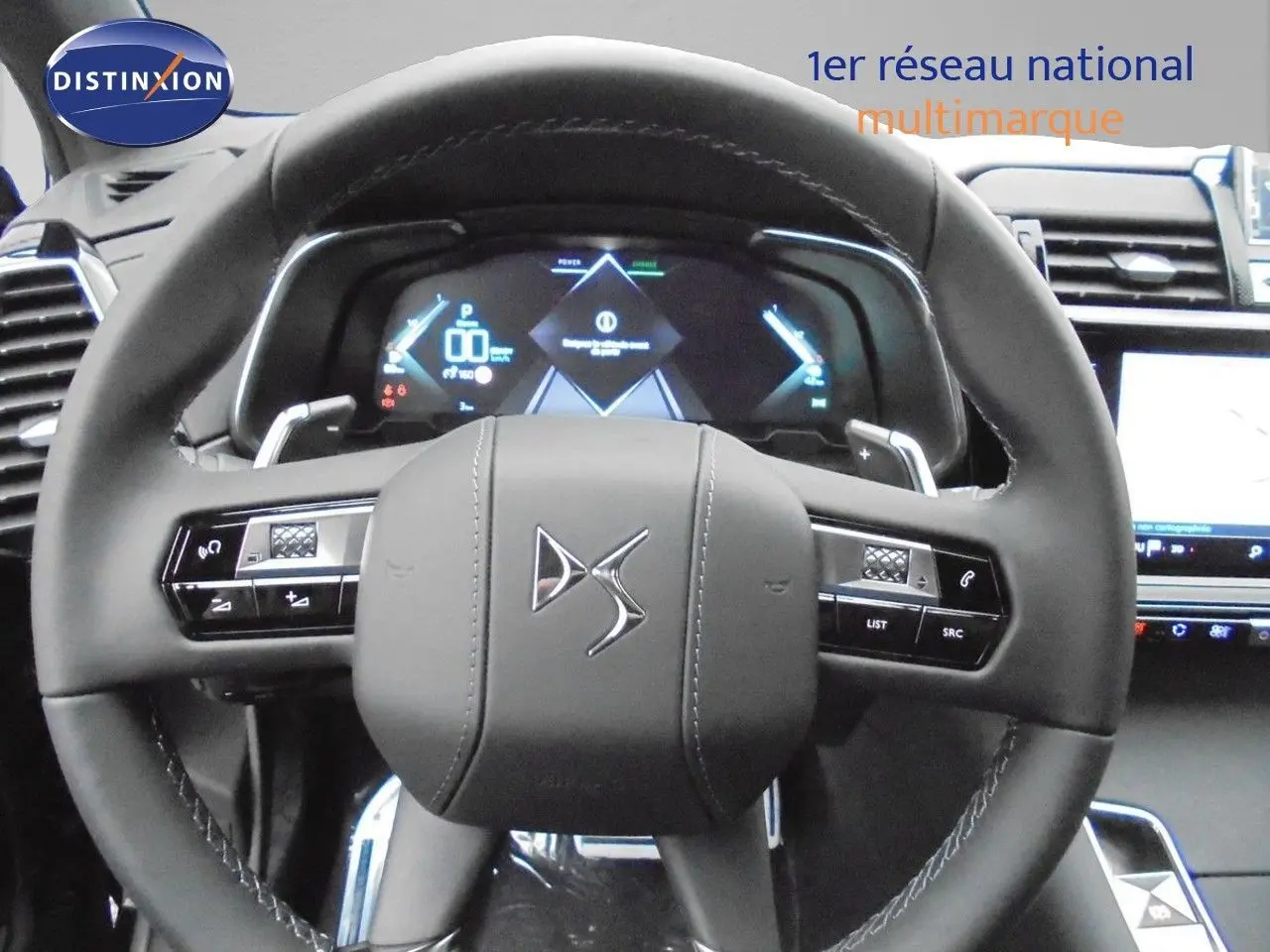 Vue rapprochée du volant cuir noir du DS7 Crossback E-TENSE 2021 avec commandes intégrées et tableau de bord numérique.