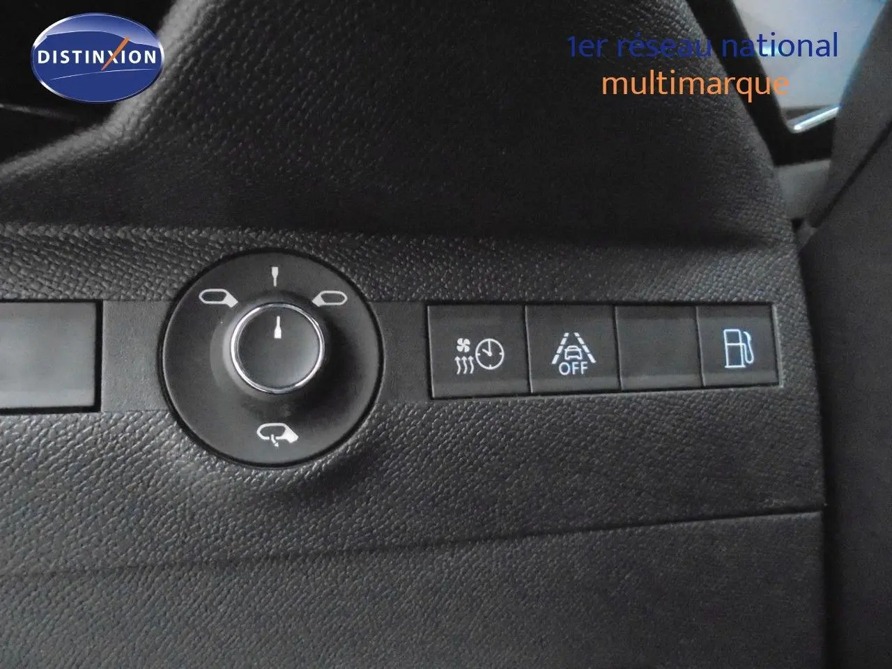 Gros plan sur les commandes de réglage des rétroviseurs et aides à la conduite du DS7 Crossback noir perle métal 2021.