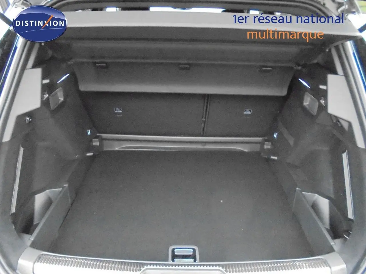 Coffre ouvert du DS7 Crossback noir perle métal, vue arrière montrant un espace de chargement spacieux et bien fini.