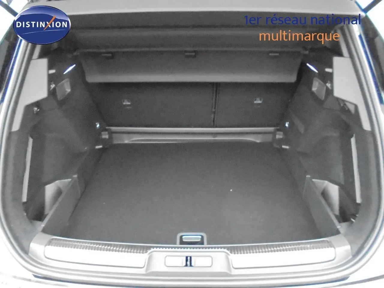 Coffre ouvert vu de l'arrière d'un DS7 Crossback E-TENSE 2021 noir perle métal, espace de chargement vide et propre.