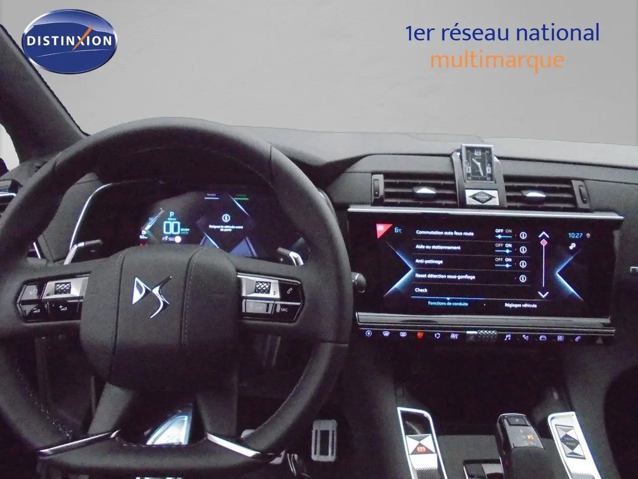 Vue intérieure du tableau de bord et volant du DS7 Crossback E-TENSE 2021, avec écran tactile et finitions noires élégantes.