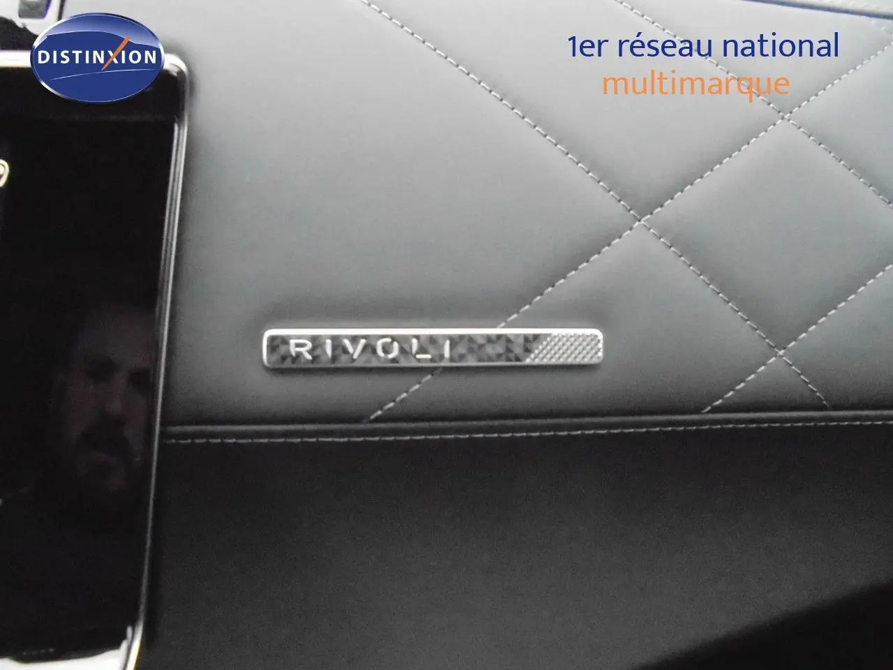 Détail intérieur du tableau de bord en cuir noir avec badge Rivoli sur DS7 Crossback E-TENSE 2021.