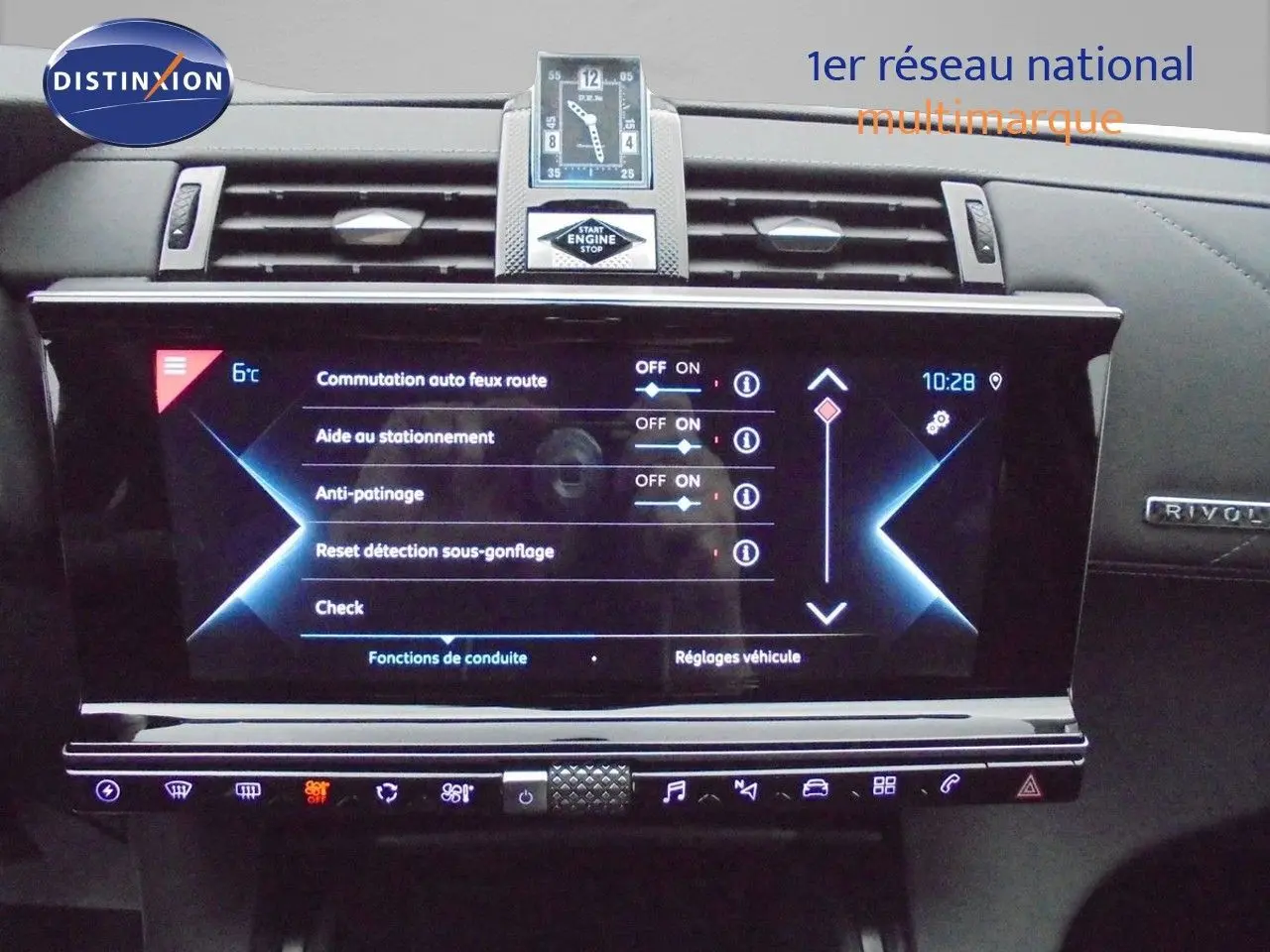 Tableau de bord du DS7 Crossback noir perle métal, vue frontale centrée sur l'écran tactile et horloge digitale.