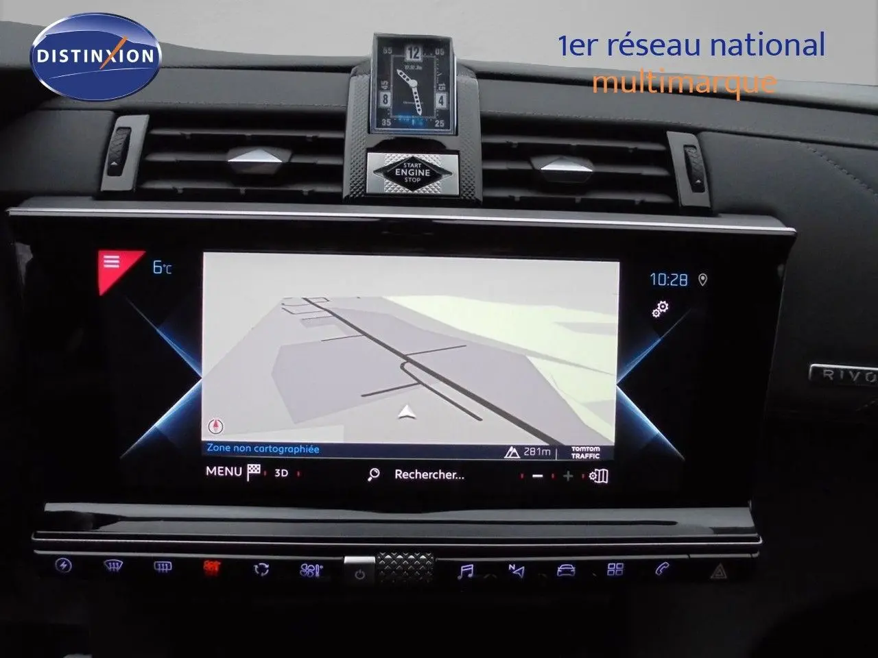 Écran tactile central et horloge digitale dans l'habitacle noir du DS7 Crossback E-TENSE 2021, vue de face rapprochée.