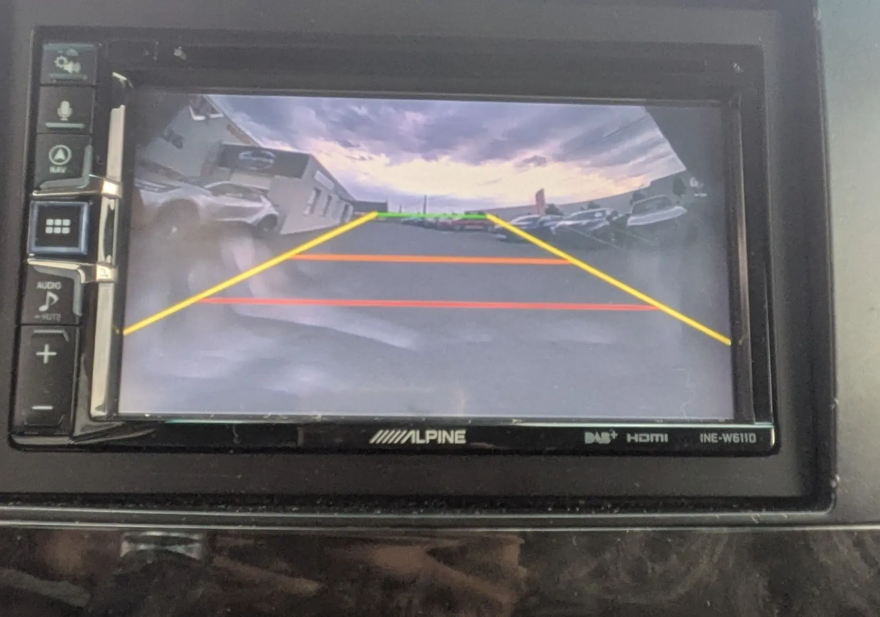 Vue intérieure du tableau de bord du Mercedes Viano gris 2012, avec écran de caméra de recul Alpine affichant l'arrière du véhicule.