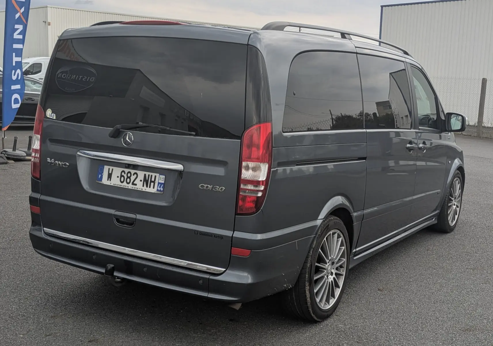 Mercedes Viano gris en vue 3/4 arrière droit, vitres arrière surteintées et jantes alliage visibles