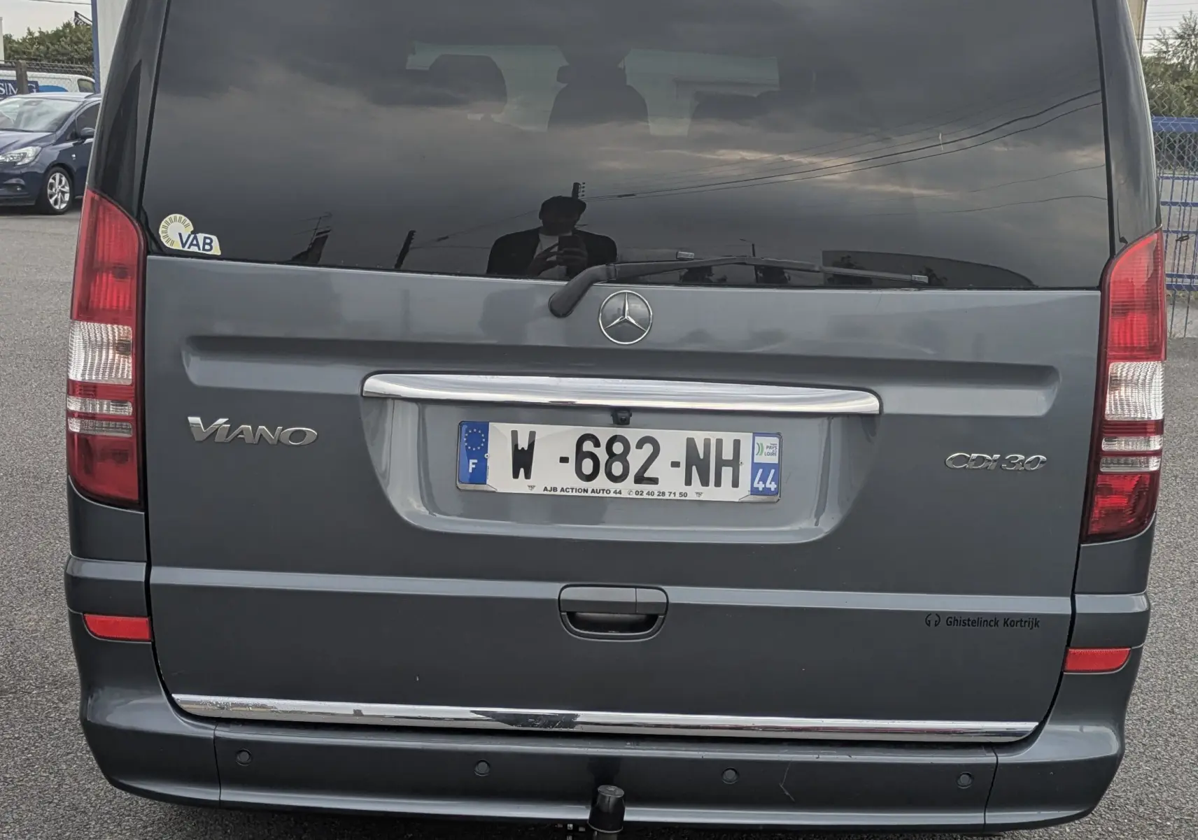 Vue arrière d'un Mercedes Viano gris 3.0 CDI avec vitres arrière surteintées et attelage de remorque visible.