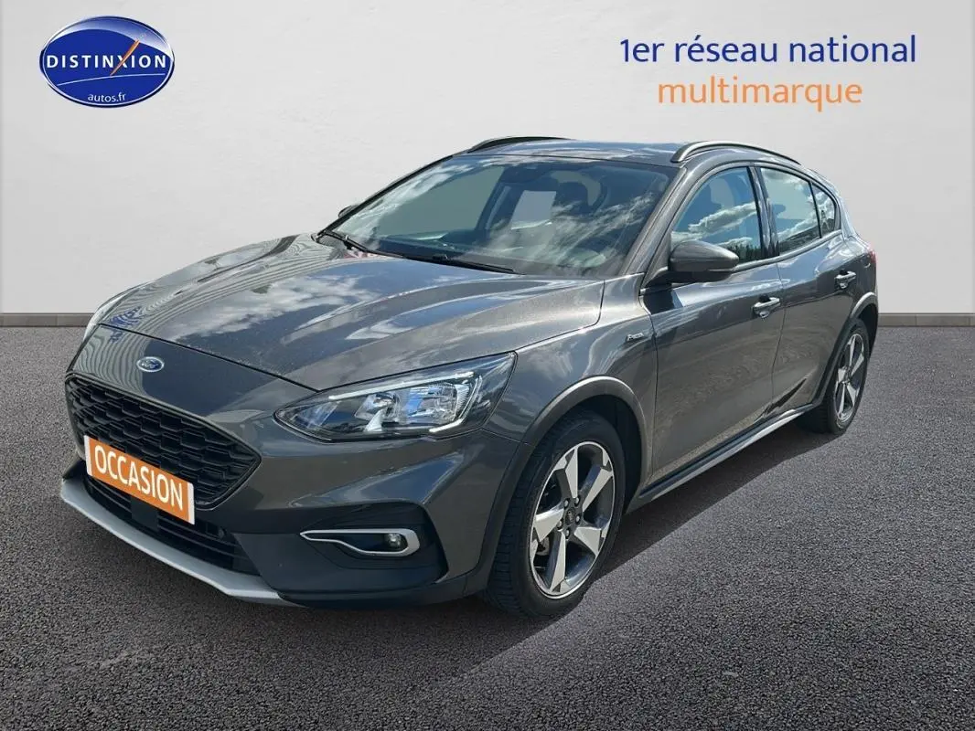 Ford Focus Active gris foncé vue 3/4 avant droit avec barres de toit et jantes alliage 17 pouces.