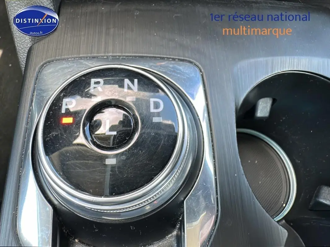 Gros plan sur la molette de sélection de la boîte automatique dans l'habitacle d'une Ford Focus Active gris foncé.