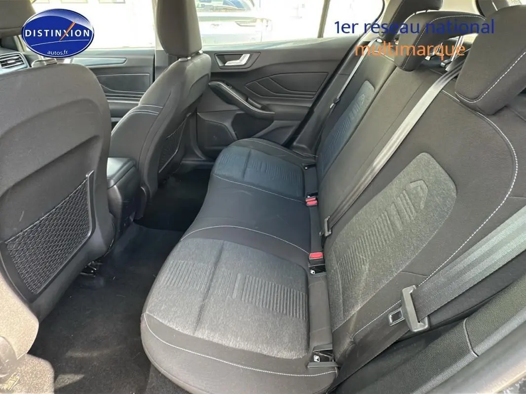 Vue intérieure arrière montrant les sièges arrière en tissu gris foncé de la Ford Focus Active 2021 avec appuis-tête et ceintures de sécurité.