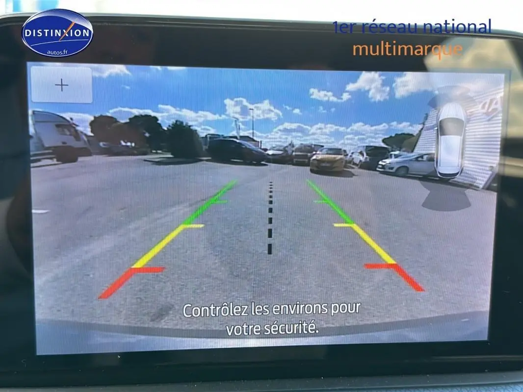 Affichage de la caméra de recul de la Ford Focus Active gris foncé, avec lignes de guidage colorées et vue arrière dégagée.