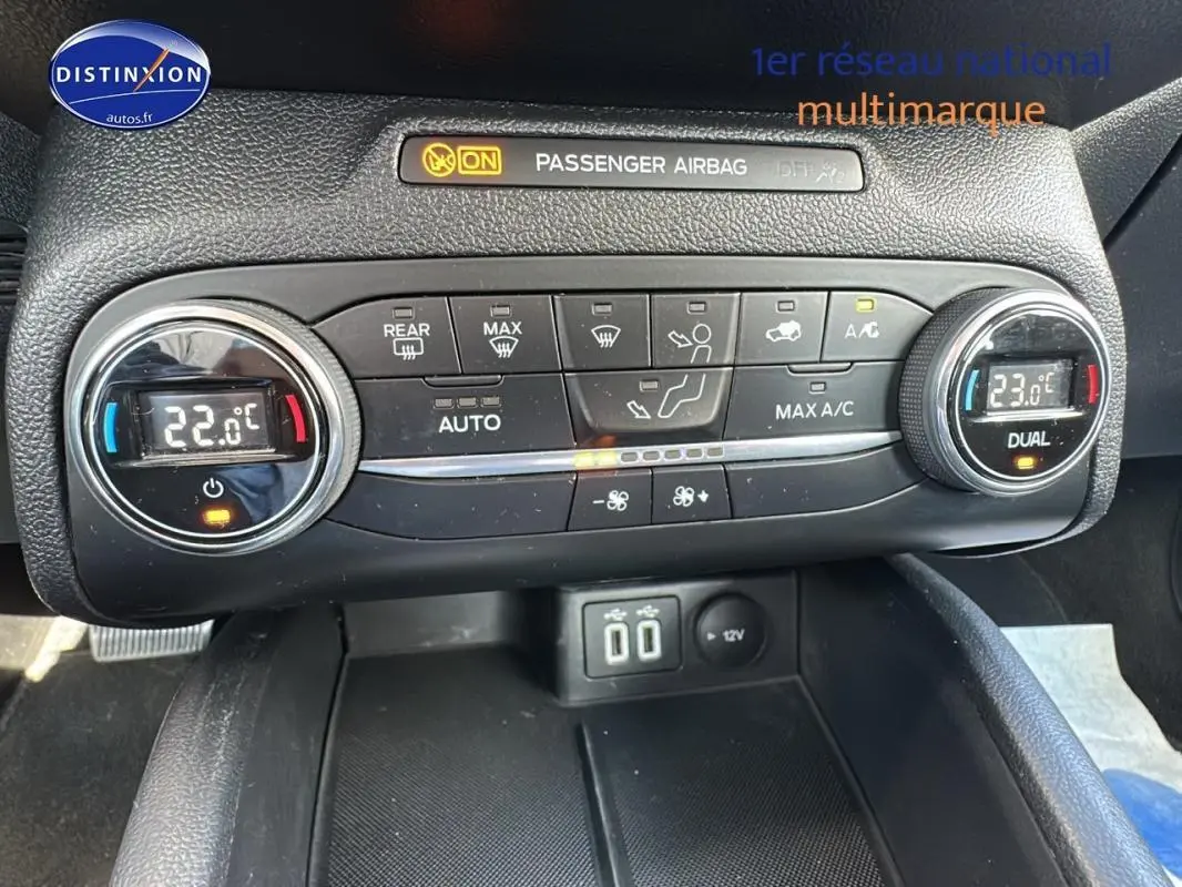 Vue rapprochée du tableau de bord de la Ford Focus Active gris foncé, montrant la climatisation automatique et les commandes.