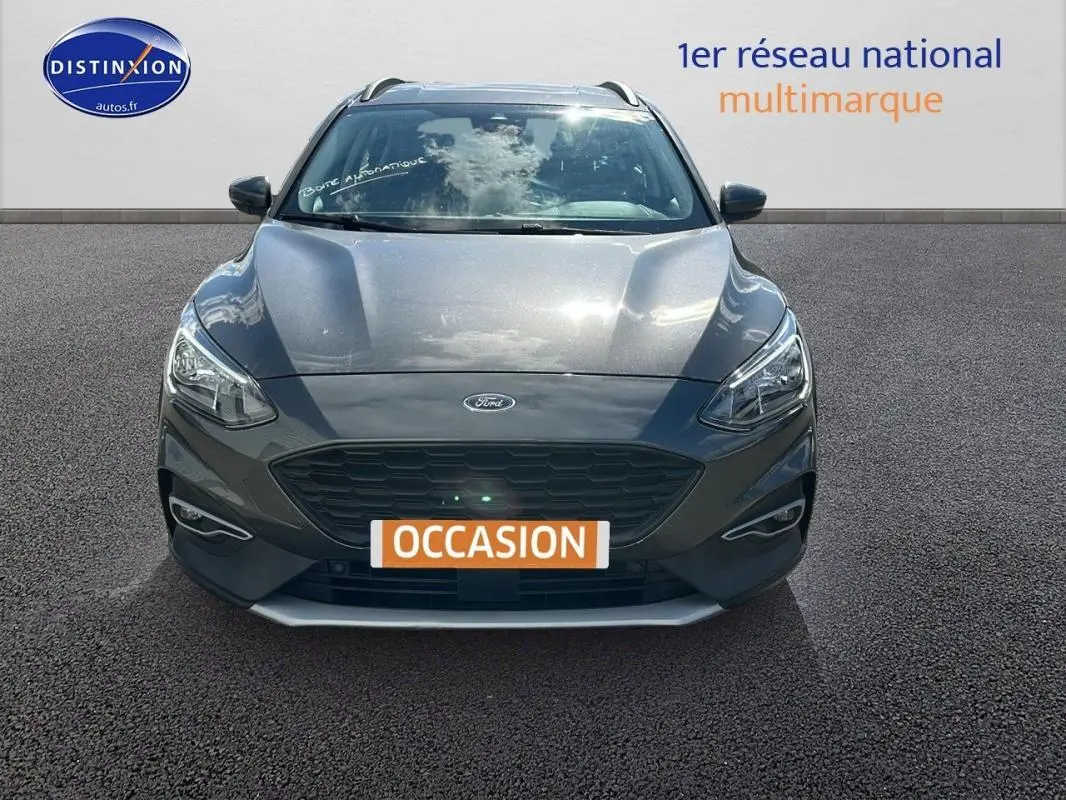 Vue frontale d'une Ford Focus Active gris foncé avec calandre noire et feux LED, sur fond neutre showroom.