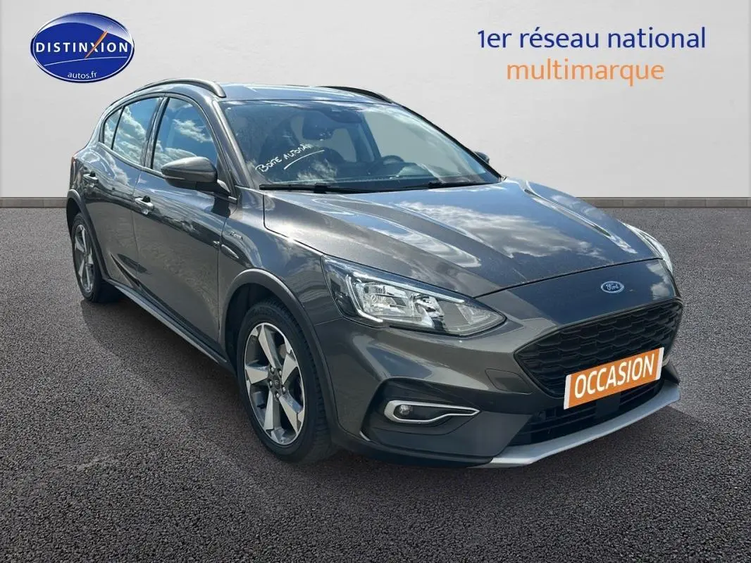Ford Focus Active gris foncé vue 3/4 avant droit, avec barres de toit et jantes alliage 17 pouces.